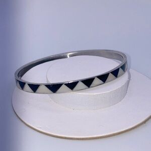 Vtg MOP Mother Of Pearl & Onyx Triangle Inlay Silver Tone Bangle 8” C / 2.5” D
